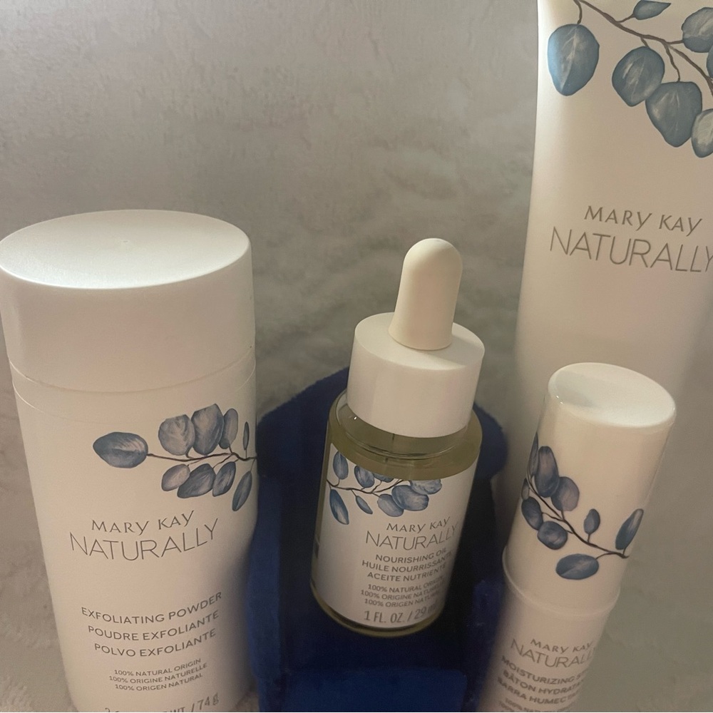 New Mary Kay Naturally Skincare Set